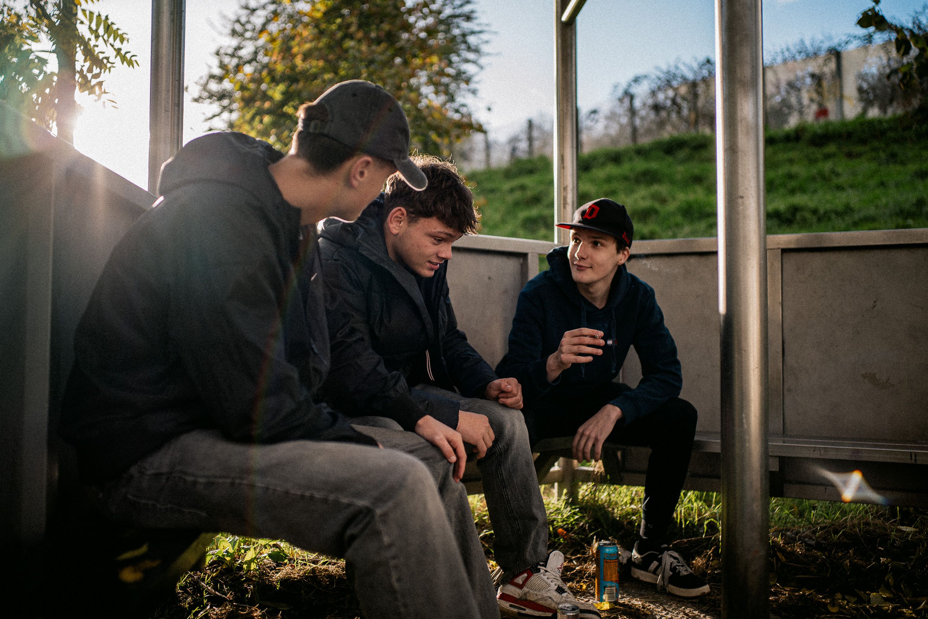 Jeugdgroep op een hangplek in een park