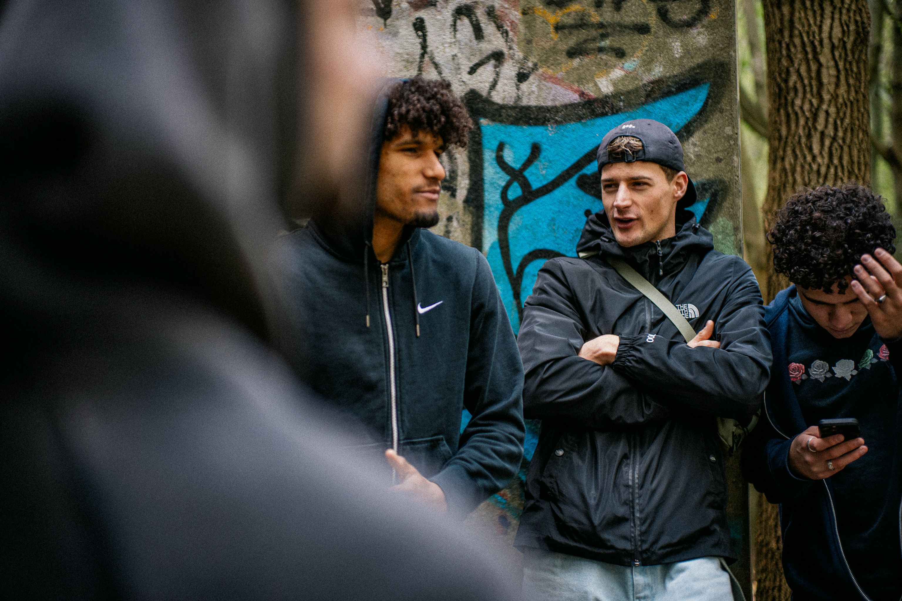 Jeugdgroep in contact met elkaar bij hangplek